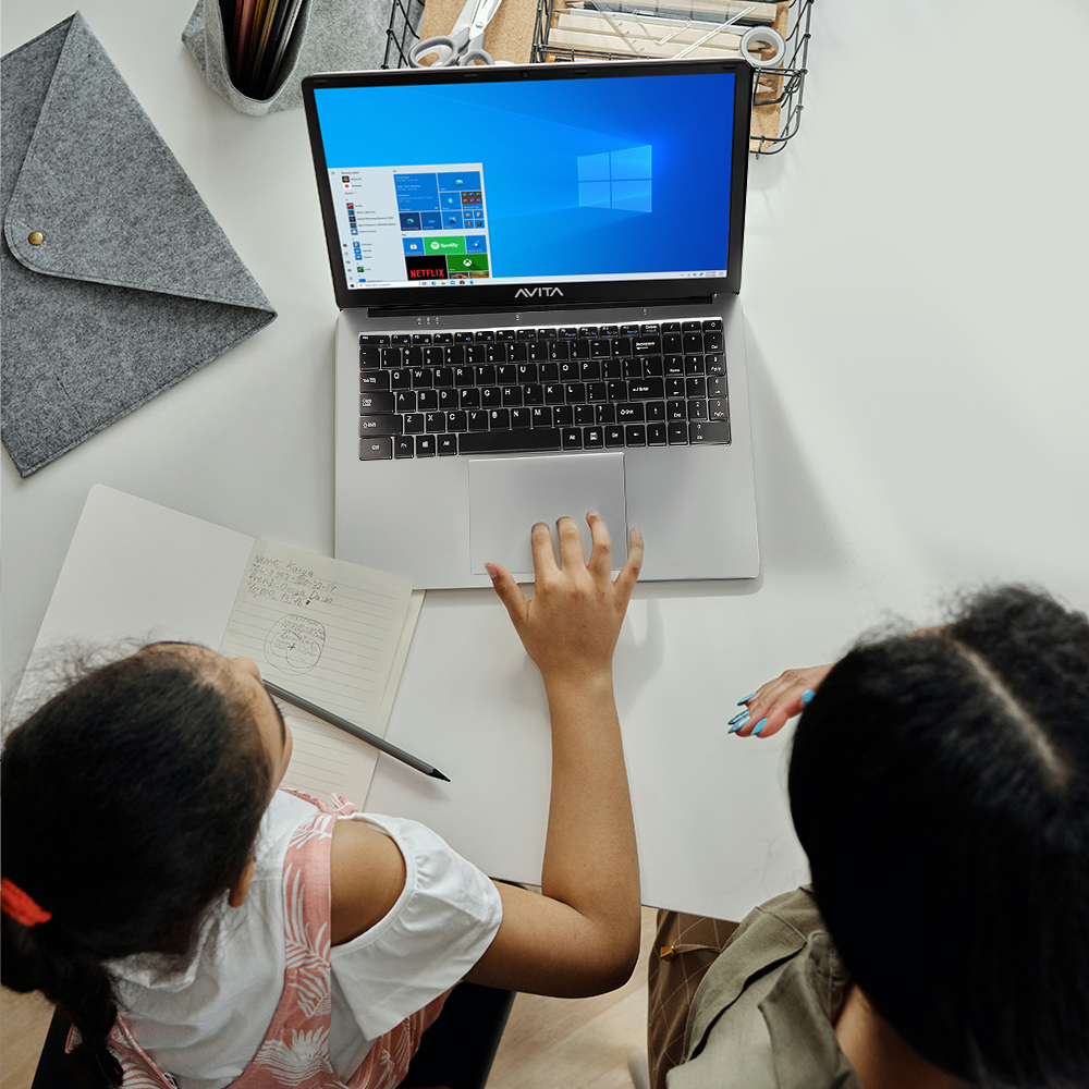 child using the satus laptop